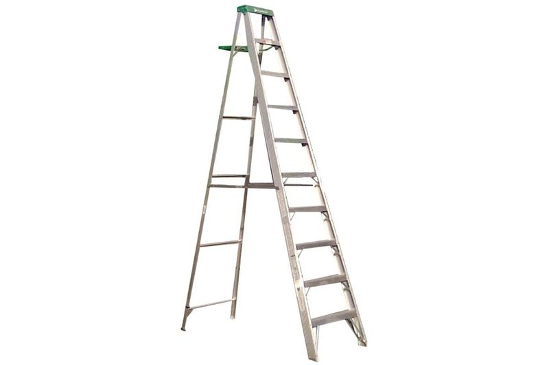 Escalera tijera de aluminio Cuprum de 10 pies y 385 lbs, vista frontal abierta con plataforma superior verde