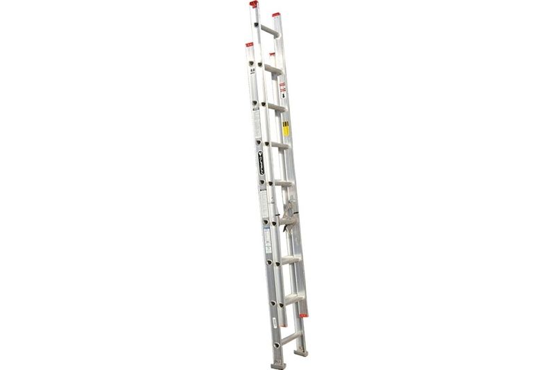 Escalera de extensión de aluminio Cuprum de 16 pies y 330 lbs, vista frontal completa extendida sobre fondo blanco