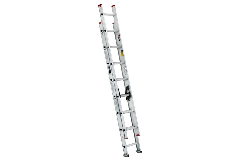 Escalera de extensión de aluminio Cuprum de 16 pies y 330 lbs, vista frontal completa extendida sobre fondo blanco