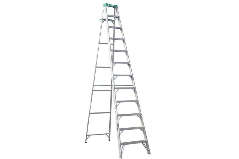 Escalera tijera de aluminio Cuprum de 12 pies y 385 lbs, vista frontal abierta sobre fondo blanco