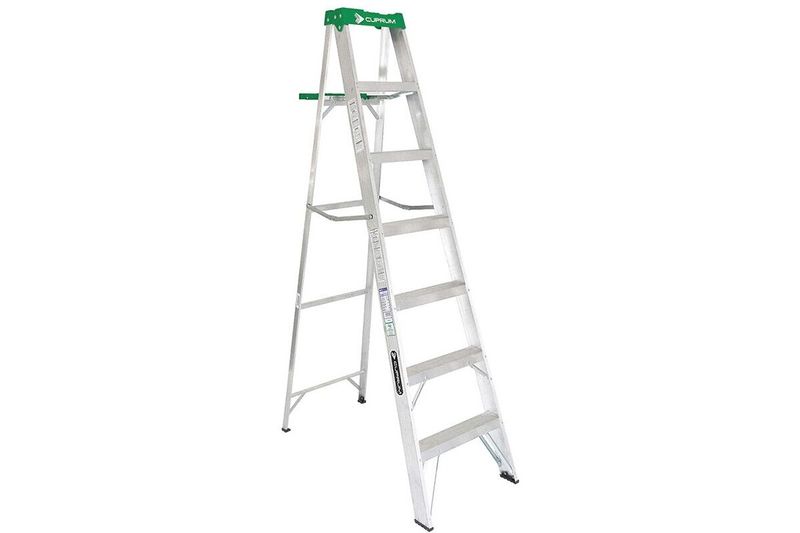Escalera tijera de aluminio Cuprum de 8 pies y 385 lbs, vista frontal completa en color plateado con tope superior verde