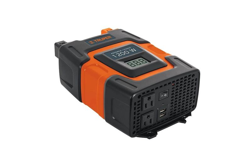 Inversor portátil sin cargador Truper de 1200 W bornera, vista frontal diagonal en color naranja y negro con pantalla digital