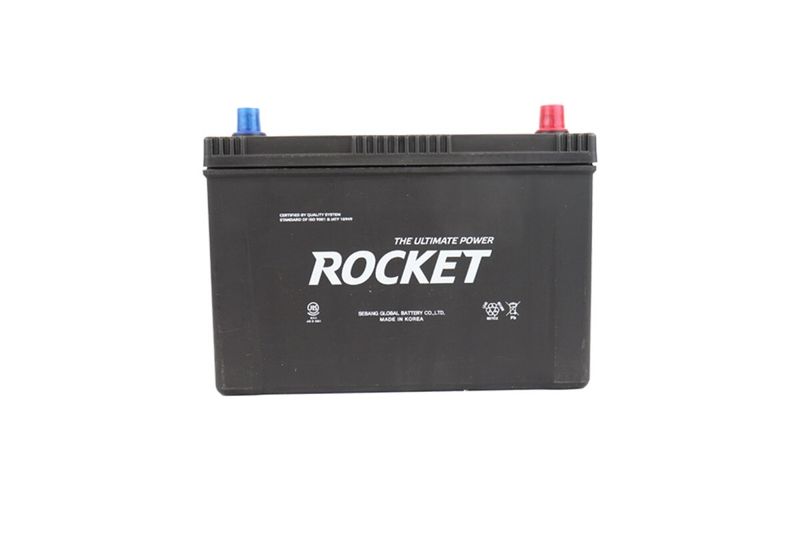 Batería N70ZL-SMF 75 amp 12 voltios 560 CCA Rocket, vista frontal en color negro con bornes azul y rojo
