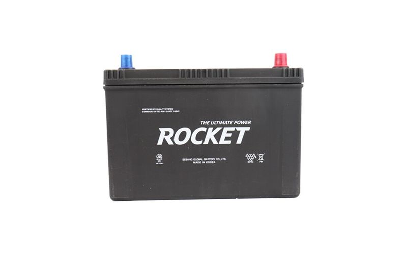 Batería N70ZL-SMF 75 amp 12 voltios 560 CCA Rocket, vista frontal con terminales azul y rojo