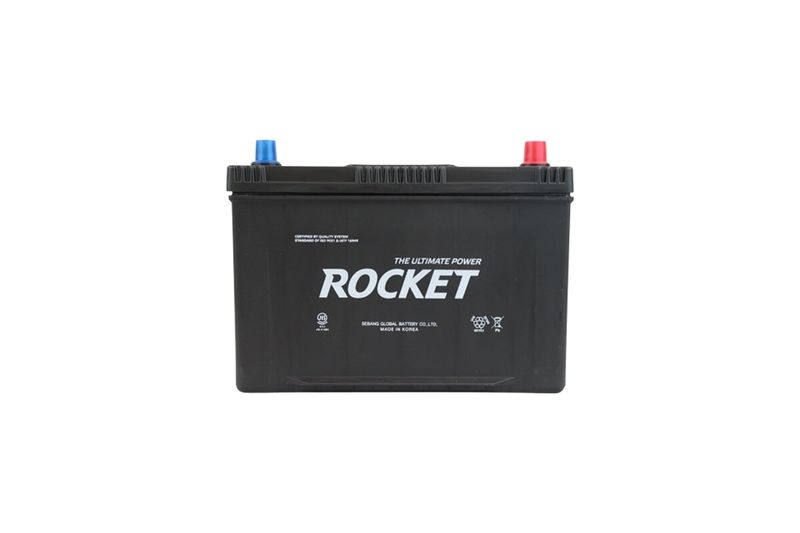 Batería NX120-7L SMF 90 amp 12 voltios 850 CCA Rocket, vista frontal con terminales azul y rojo