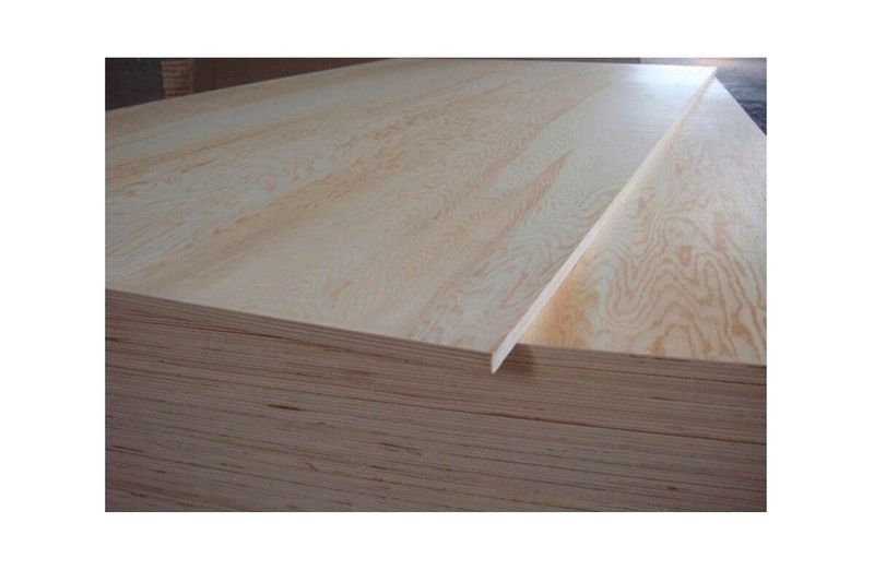 Plywood 4 x 8 pies 3/4 (18 mm) B/B Sinsa, vista en primer plano de láminas apiladas resaltando el grosor y la veta