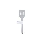 Cuchara ranura silicone colores sólidos Core Kitchen, vista frontal de color gris con etiqueta de cartón blanca