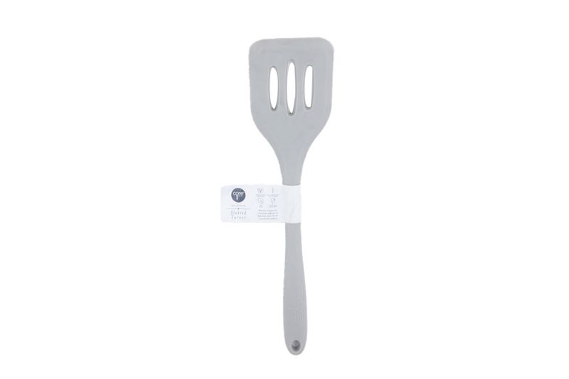 Cuchara ranura silicone colores sólidos Core Kitchen, vista frontal de color gris con etiqueta de cartón blanca