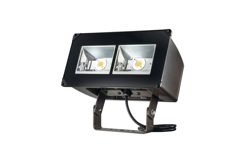 Reflector LED 16,932 lm, 0-10V DIM, 120-277V, 133W Lumark, vista frontal diagonal con soporte metálico y cable negro