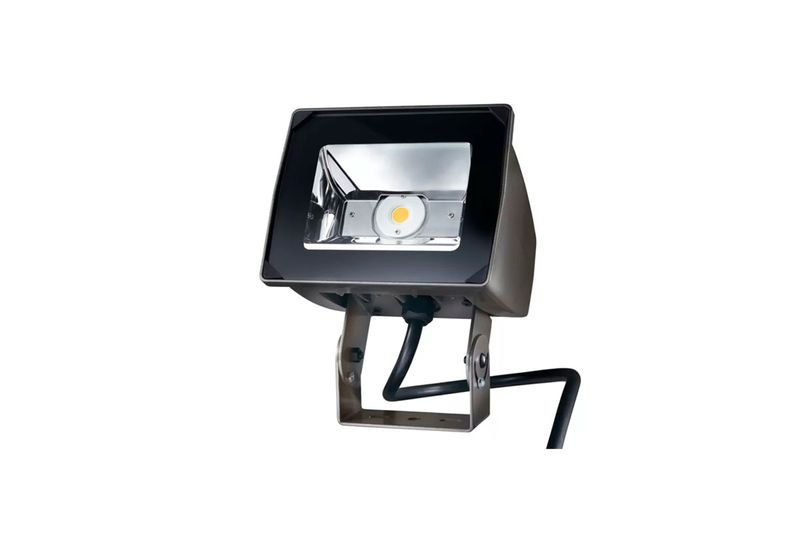 Reflector LED exterior 5900 lm 3000 K 120-277 V IP65 Lumark, vista frontal en ángulo con soporte ajustable y cable negro