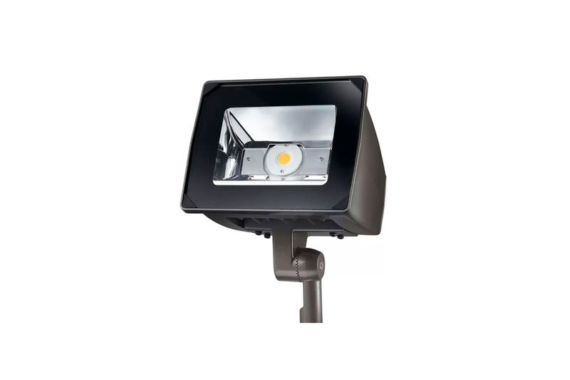 Reflector LED exterior 2700 lm 3000 K 120-277 V IP65 Lumark, vista frontal del equipo con soporte ajustable en color oscuro