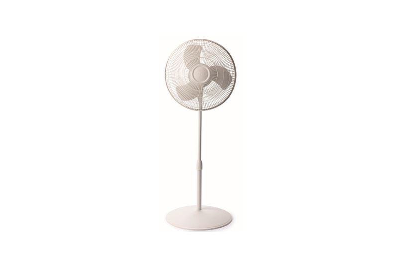 Abanico de pedestal 16 pulgadas 3 velocidades Lasko, color blanco visto de frente sobre fondo blanco