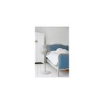 Abanico de pedestal 16 pulgadas 3 velocidades Lasko, ubicado en una habitación junto a una cama azul y blanco