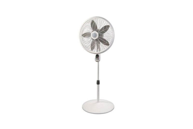 Abanico de pedestal 18 pulgadas con control 3 velocidades blanco Lasko, vista frontal completa sobre fondo blanco