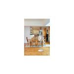 Abanico de pedestal 16 pulgadas 3 velocidades blanco Lasko, ubicado en un comedor con piso de madera y muebles claros