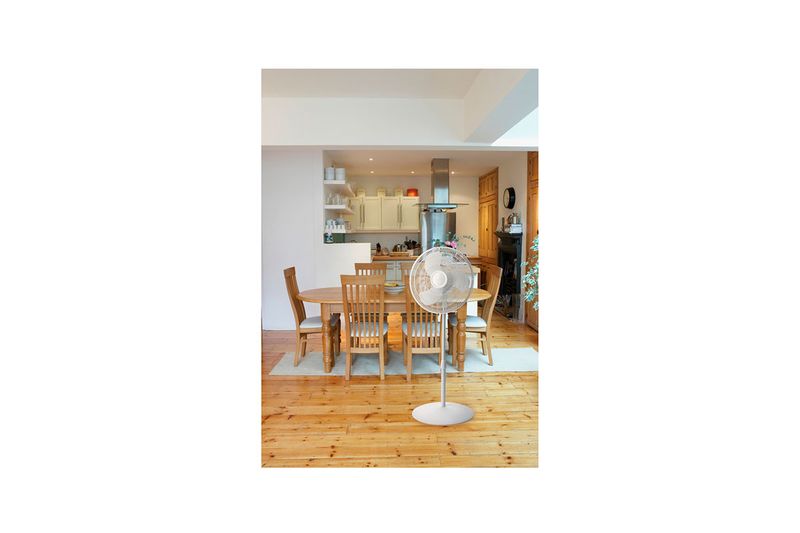 Abanico de pedestal 16 pulgadas 3 velocidades blanco Lasko, ubicado en un comedor con piso de madera y muebles claros
