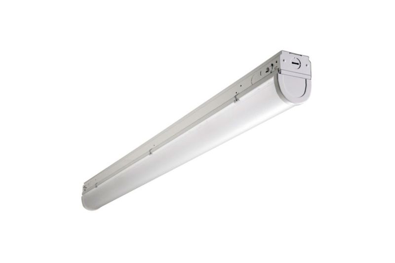 Luminaria lineal LED 4 pies, 3900 lúmenes 28 W 120-277 V con batería de emergencia Sinsa, vista lateral en ángulo
