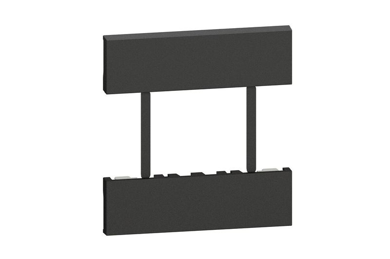 Placa de 3 módulos para toma color negro Living Now Bticino, vista frontal del marco rectangular con soporte posterior