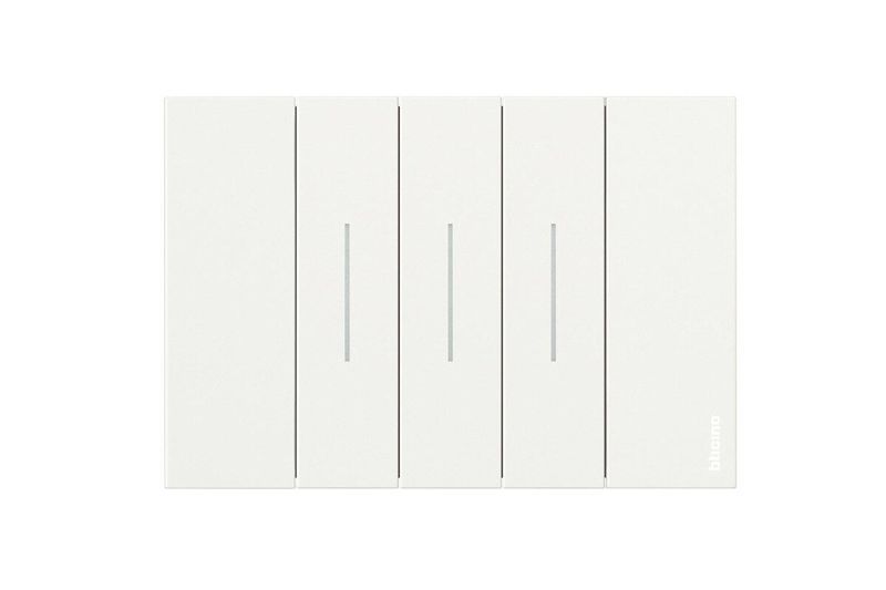 Soporte para placa 3 módulos color blanco Living Now Bticino, vista frontal del soporte blanco con ranuras verticales