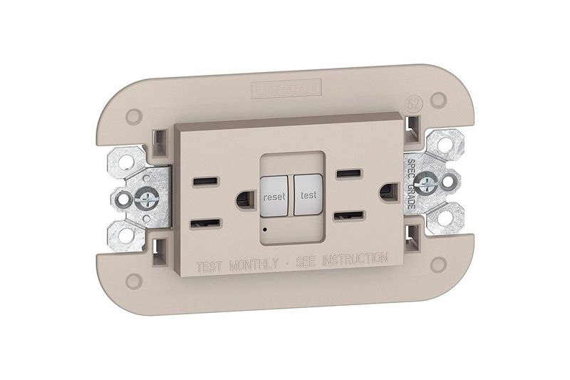 Toma doble GFCI 3 módulos 15 A 120/250 V color arena Bticino Living Now, vista frontal del dispositivo con botones de reset