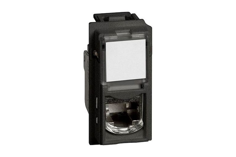 Jack RJ45 Cat6 1 módulo color negro Living Now Bticino, vista frontal del módulo con tapa protectora blanca