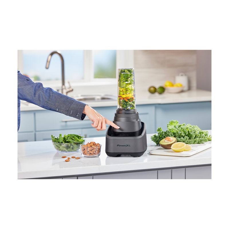 Licuadora 2 l, 10 velocidades, 1500 W Power XL, mano ajustando la perilla de control con ingredientes frescos al lado