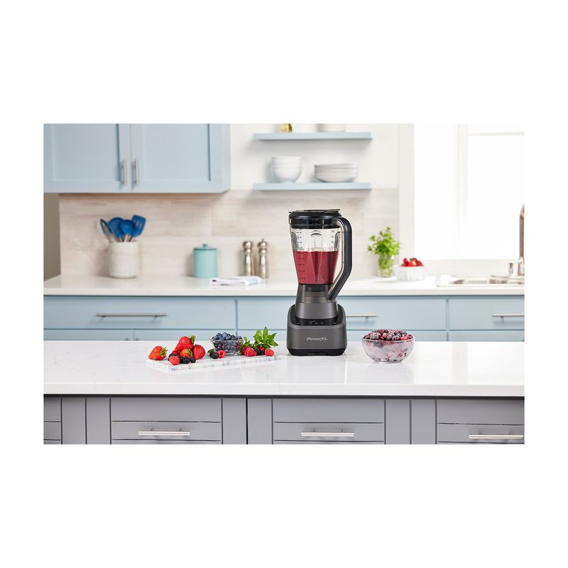 Licuadora 2 L 10 velocidades 1500 W Power XL, en cocina con vaso lleno de batido rojo y frutas frescas al lado