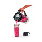 Licuadora 2 l 10 velocidades 1500 w PowerXL, vertiendo contenido rosa desde la jarra a un vaso mezclador con tapa al lado
