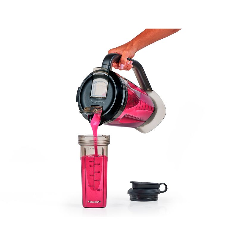 Licuadora 2 l 10 velocidades 1500 w PowerXL, vertiendo contenido rosa desde la jarra a un vaso mezclador con tapa al lado