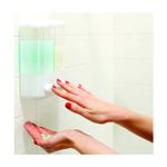 Dispensador para jabón líquido y shampoo Kennedy Home, mano presionando el botón blanco para dispensar jabón verde