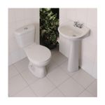 Sanitario Milán simple descarga 2 piezas push blanco Franz Viegener, instalado en baño junto a lavamanos de pedestal