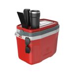 Hielera 20 l rojo Termolar, vista diagonal abierta con termo, vaso y gafas de sol negras en el exterior