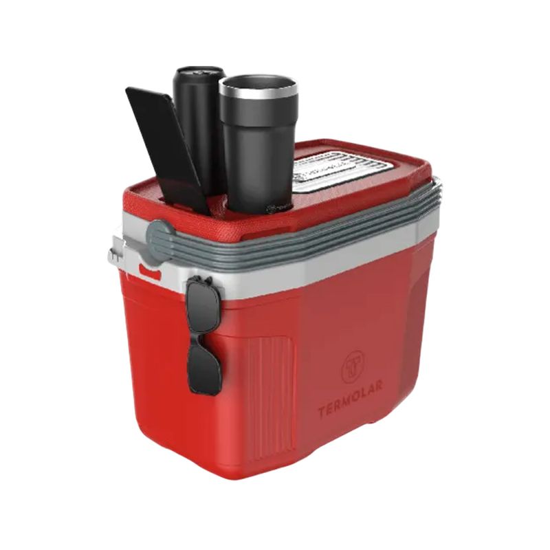 Hielera 20 l rojo Termolar, vista diagonal abierta con termo, vaso y gafas de sol negras en el exterior