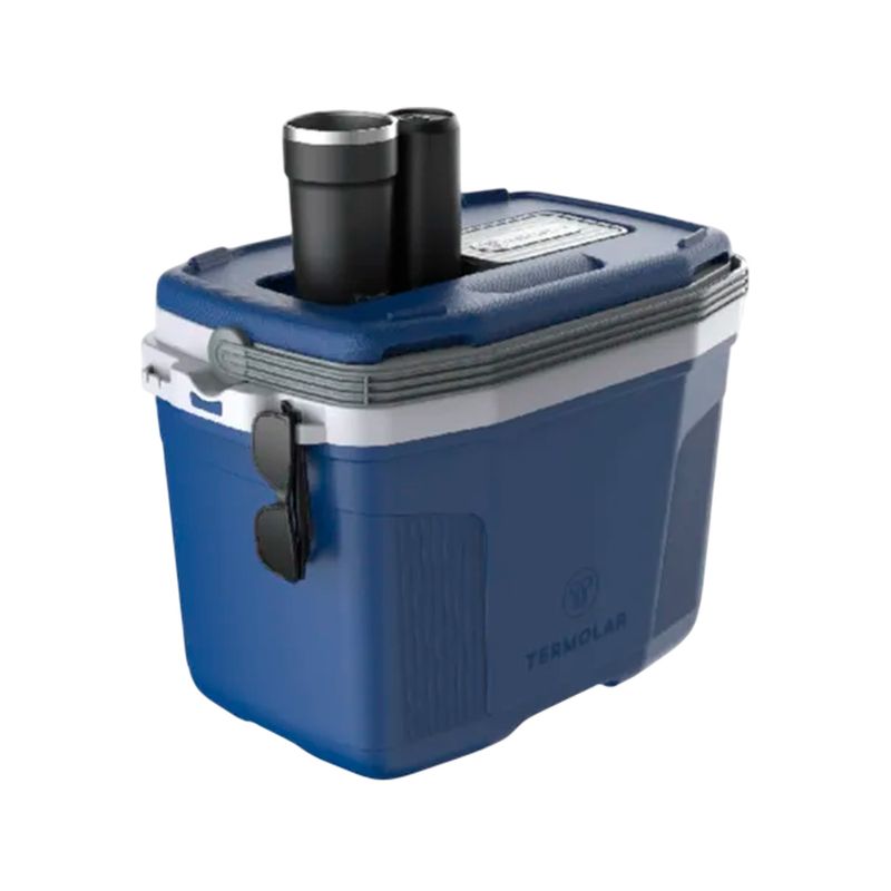 Hielera 32 l azul Termolar, vista frontal con dos vasos negros sobre la tapa y gafas colgadas en el lateral