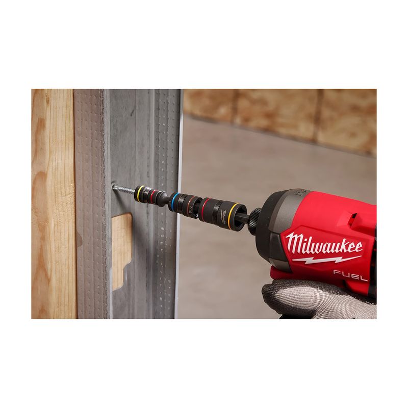 Destornillador de copa 1/4-9/16 Milwaukee, insertado en un taladro rojo apretando un tornillo sobre un perfil metálico