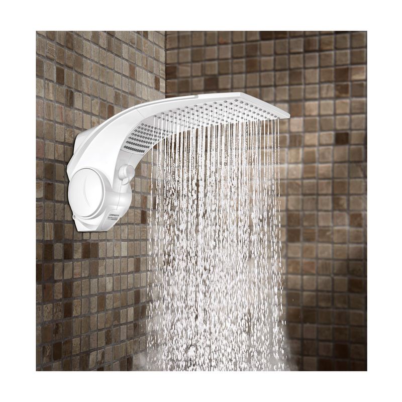 Ducha eléctrica Duo Shower cuadrada multitemperaturas blanca 127V/5500W Lorenzetti, instalada y emitiendo agua