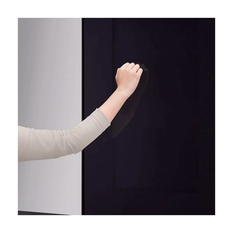 Refrigerador inverter Instaview SBS 694 L silver LG, primer plano de una mano tocando el panel de vidrio negro