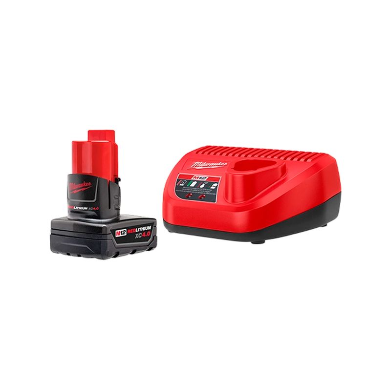 Juego cargador y batería M12 4 Amp Milwaukee, batería y cargador rojo y negro sobre fondo blanco