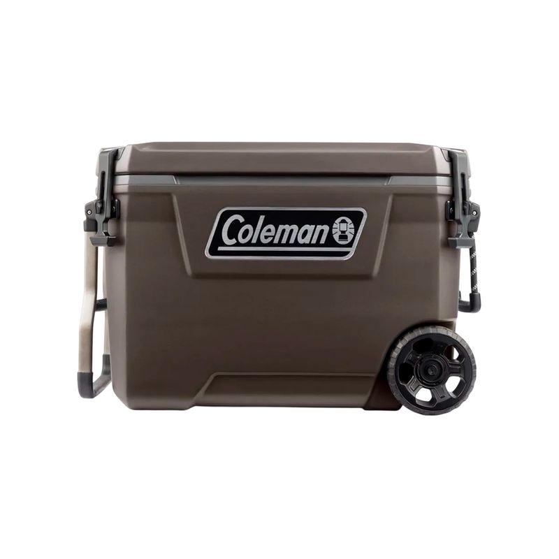 Hielera Convoy 65 QT con rueda negra Coleman, vista frontal del cuerpo marrón con asa y rueda lateral