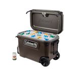 Hielera Convoy 65 qt con rueda negra Coleman, abierta y llena de hielo con latas de colores en su interior