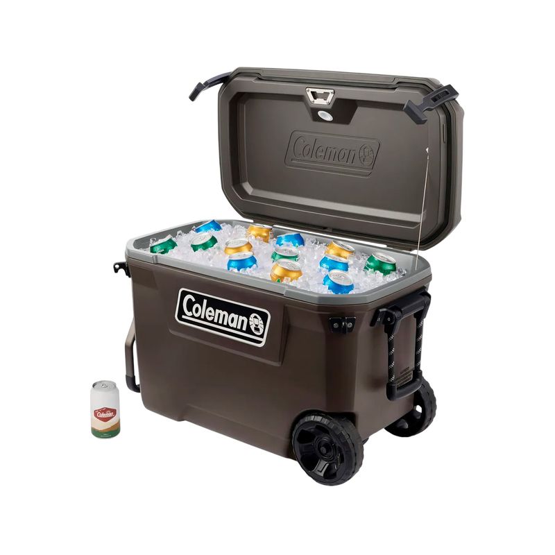 Hielera Convoy 65 qt con rueda negra Coleman, abierta y llena de hielo con latas de colores en su interior