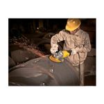 Esmeriladora angular eléctrica Stanley de 7 pulgadas y 2200 W, siendo utilizada por un trabajador para cortar metal