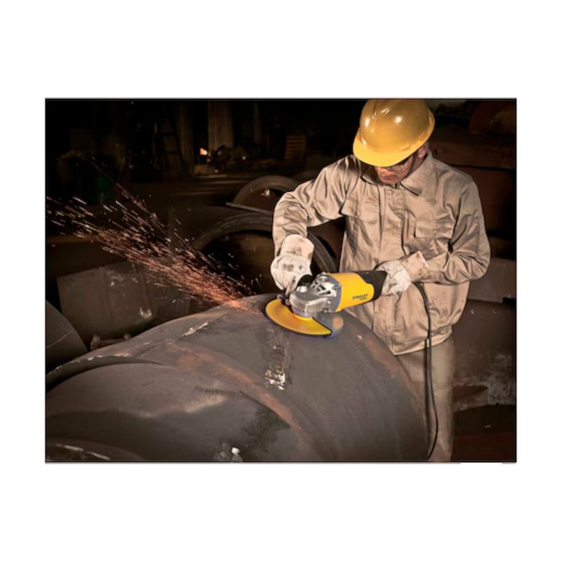 Esmeriladora angular eléctrica Stanley de 7 pulgadas y 2200 W, siendo utilizada por un trabajador para cortar metal