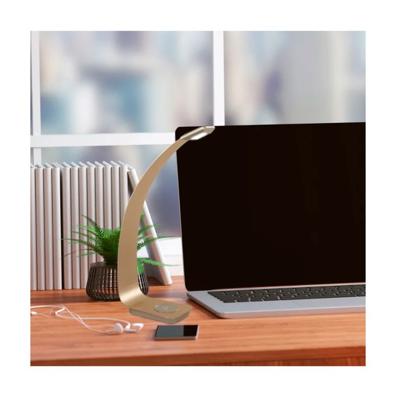 Lámpara de escritorio LED Leah 6000K 4W 100-240V Ikelite, encendida junto a una laptop y celular sobre un escritorio