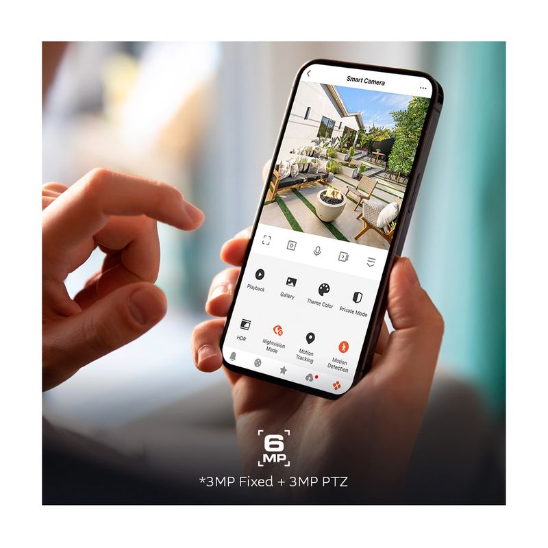 Cámara smart de exterior motorizada doble lente Nexxt, aplicación móvil en smartphone mostrando vista de patio exterior