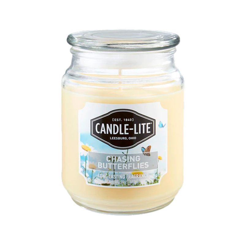 Candela aromática con frasco campo de mariposas 18 oz Candle-Lite, primer plano del frasco de vidrio con etiqueta blanca
