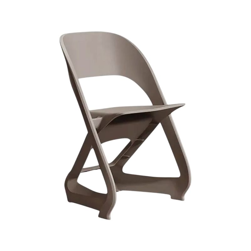 Silla plástica crema Ideal Furniture, vista lateral del asiento con respaldo curvo y patas estilizadas