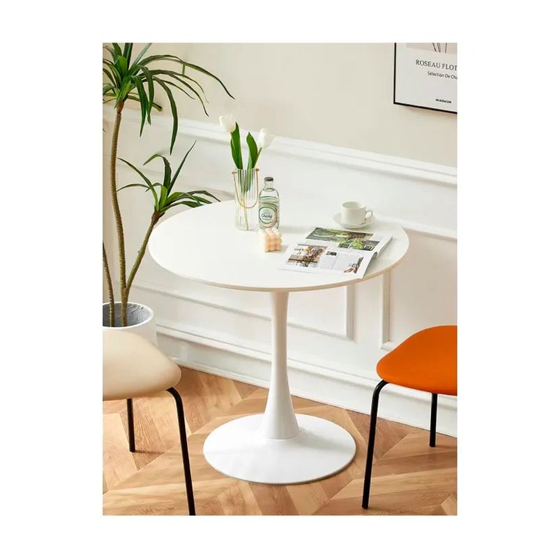 Mesa plástica redonda 60x74 cm blanca Ideal Furniture, vista frontal en ambiente con sillas y accesorios sobre la superficie