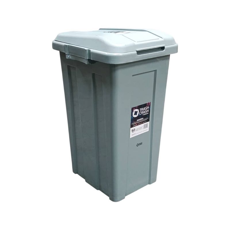 Basurero para reciclaje rectangular 50 L con tapa gris Trash Crash, vista frontal en ángulo con etiqueta de marca