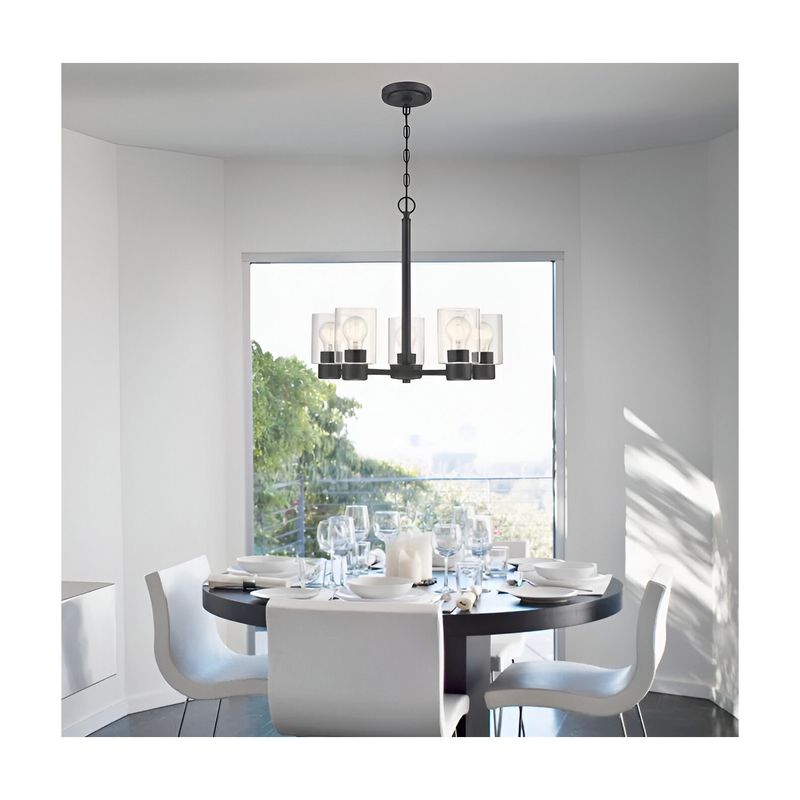 Luminaria colgante Sylvestre 5L E27 60W negro Westinghouse, instalada sobre una mesa de comedor con sillas blancas